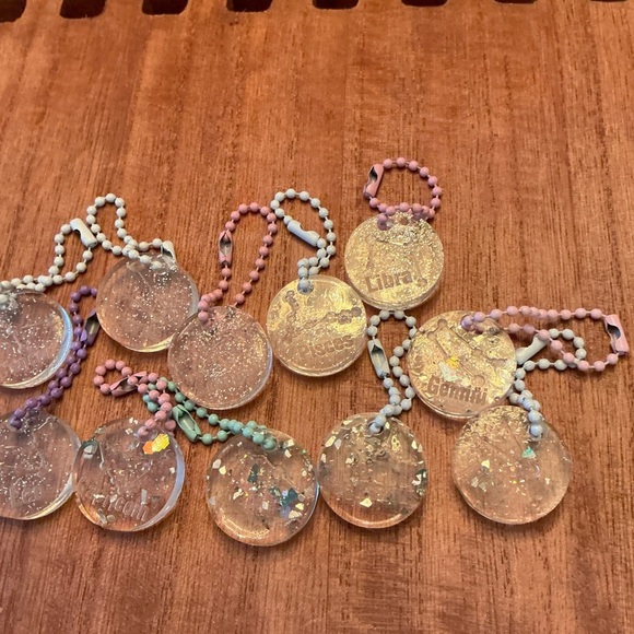 Lot of 11 Hand Poured Resin Key rings, Great Lot! - Picture 4 of 4